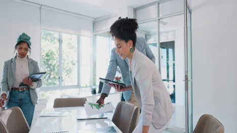 Business-people,-entering-boardroom