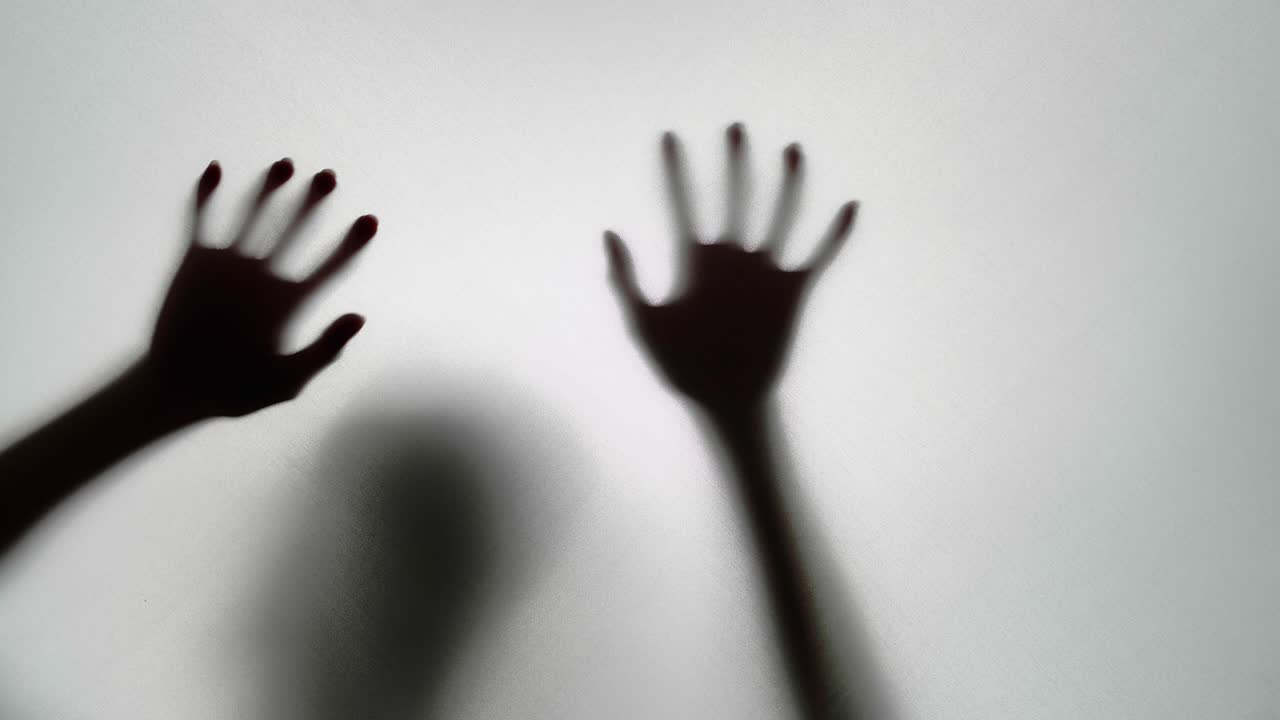 Mano sfocata, astratta e inquietante al rallentatore.