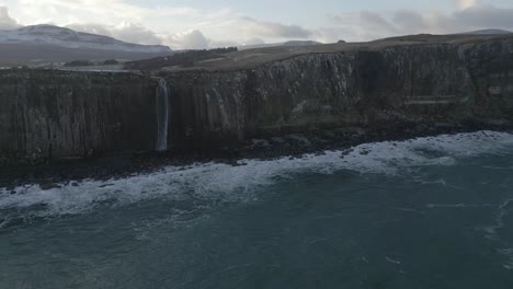 Falda-Escocesa-Y-Harina-Cae-En-La-Isla-De-Skye,-Escocia,-Con-Espectacular-Costa-Y-Mar,-Vista-Aérea