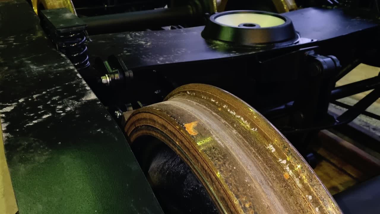 cierre de vagón de tren y rueda de hierro en construcción en fábrica