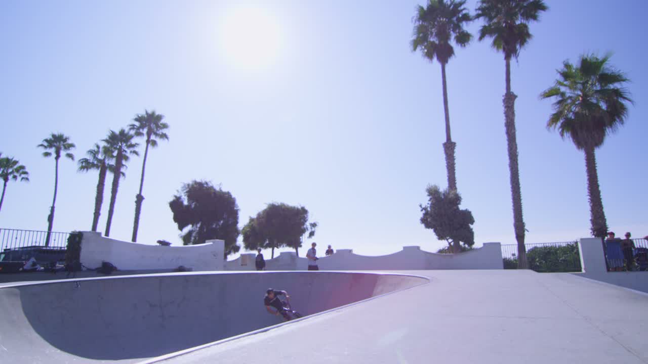 un ciclista de bmx ejecuta un salto de altura en un skatepark 2