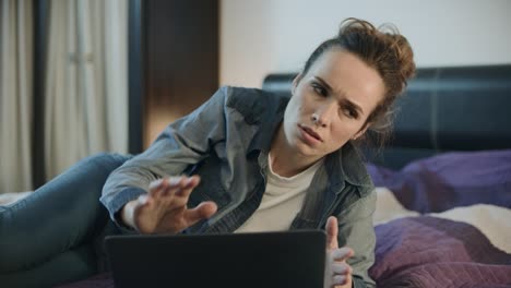 mujer triste cerrando la computadora portátil por la noche. persona molesta trabajando por la noche