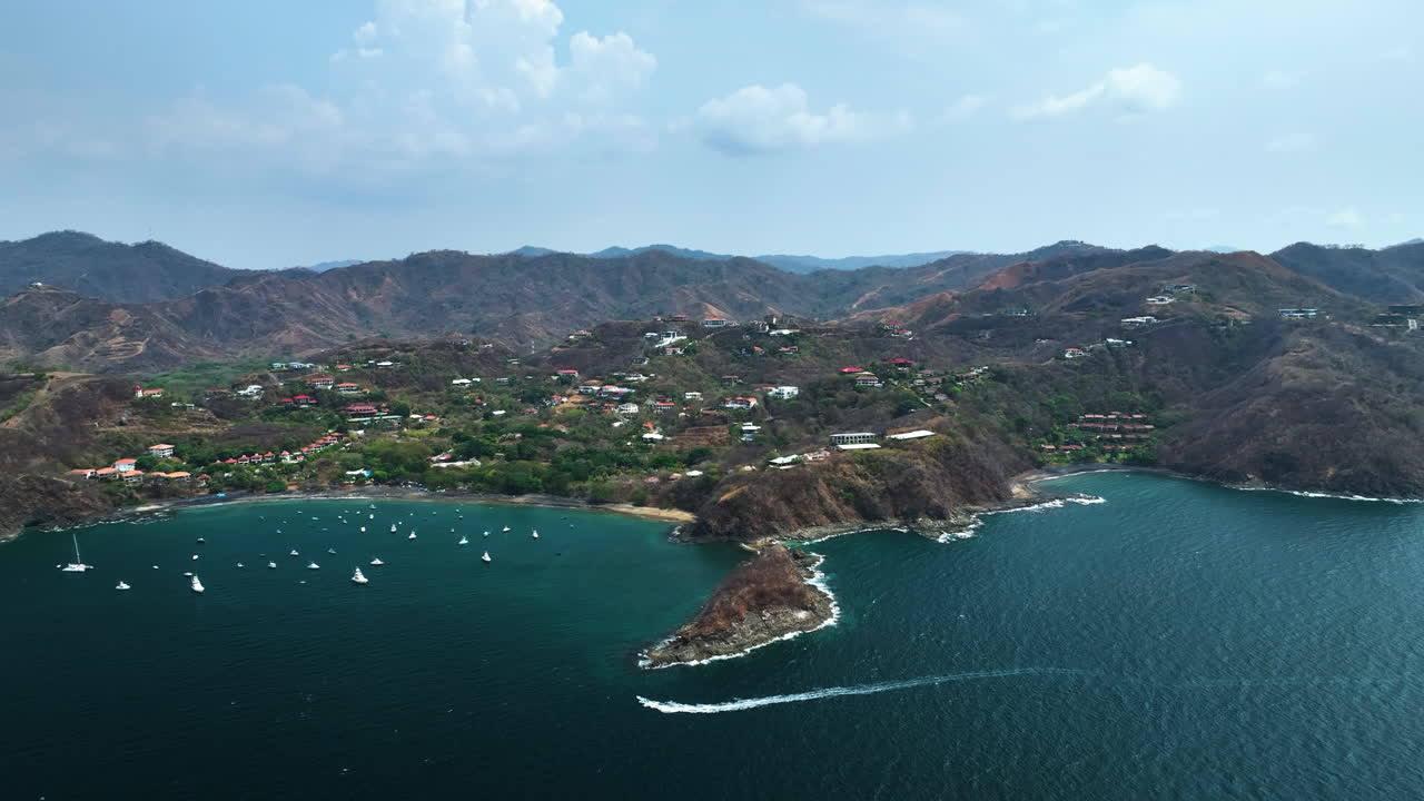 vista aérea lejos de los barcos en la costa de flamingo guanacaste, en costa rica