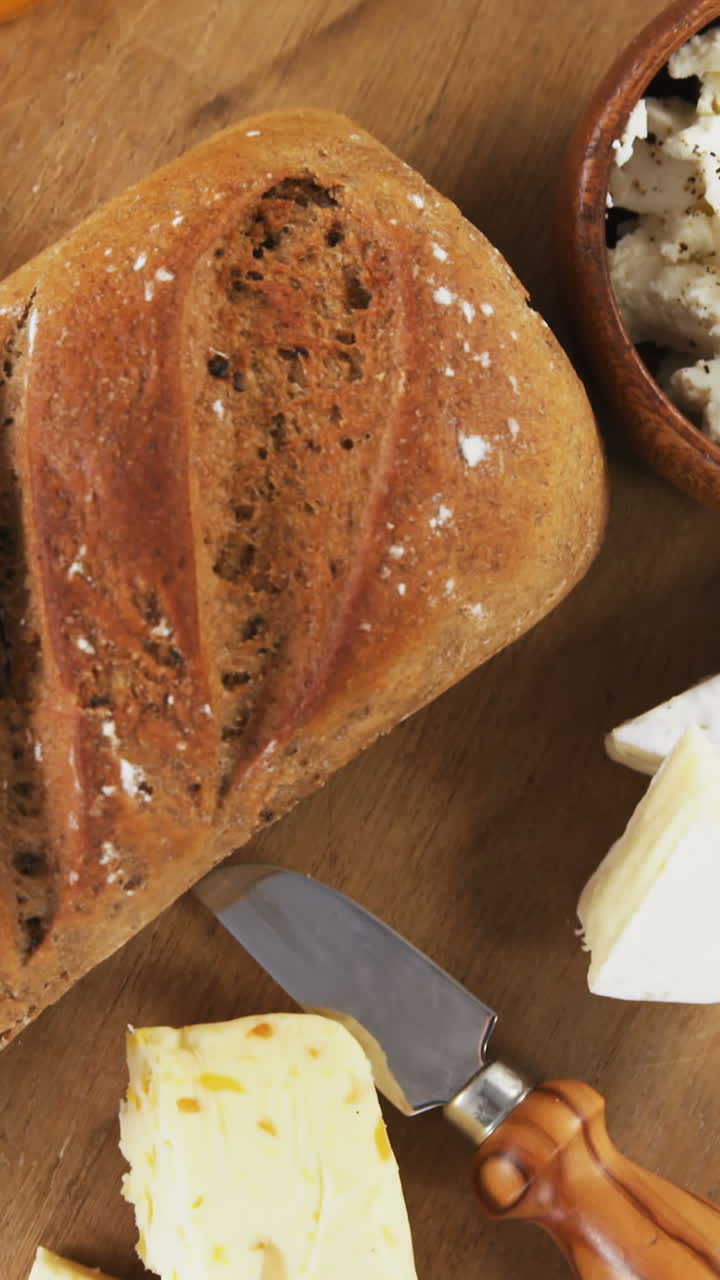 pan con queso, cuchillo y mermelada