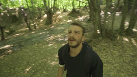 un joven cansado huyendo del bosque.