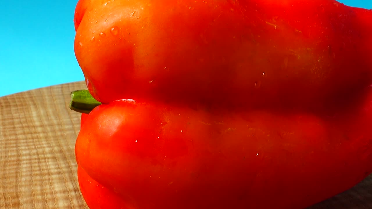 Peperone rosso dolce. Scatto in movimento