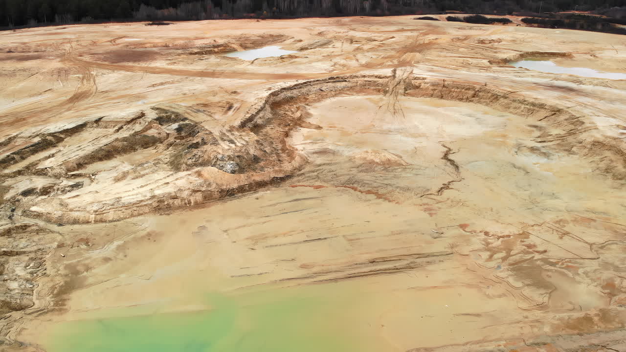 Vista aerea di un paesaggio industriale desolato con stagni turchesi