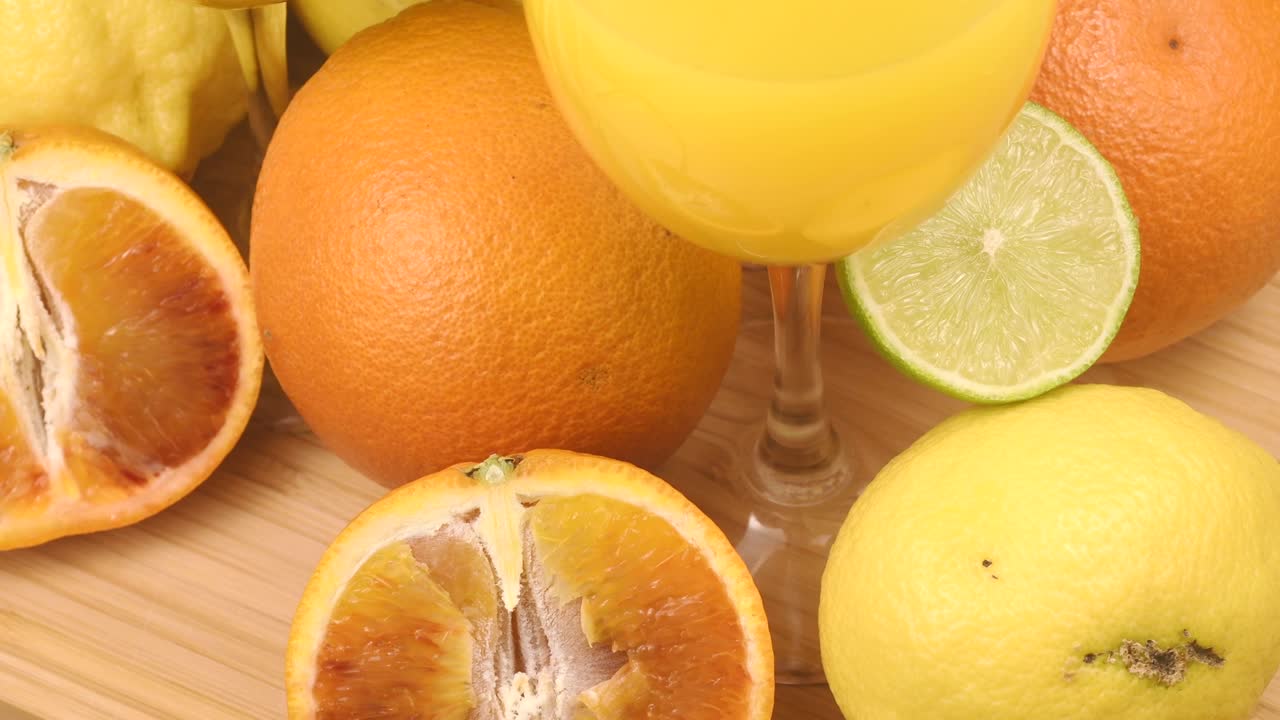 frutas cítricas de colores y jugo de frutas refrescante
