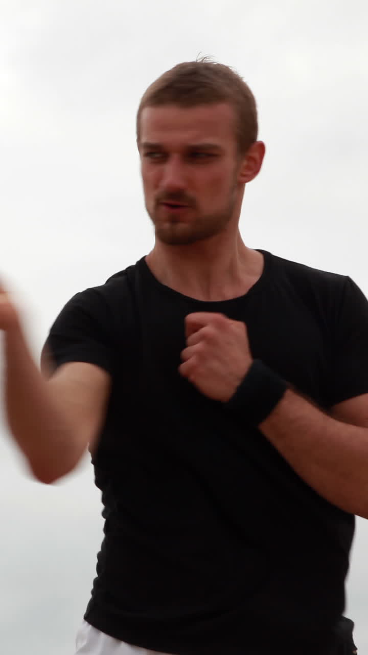 무술을 연습하는 건강한 남자