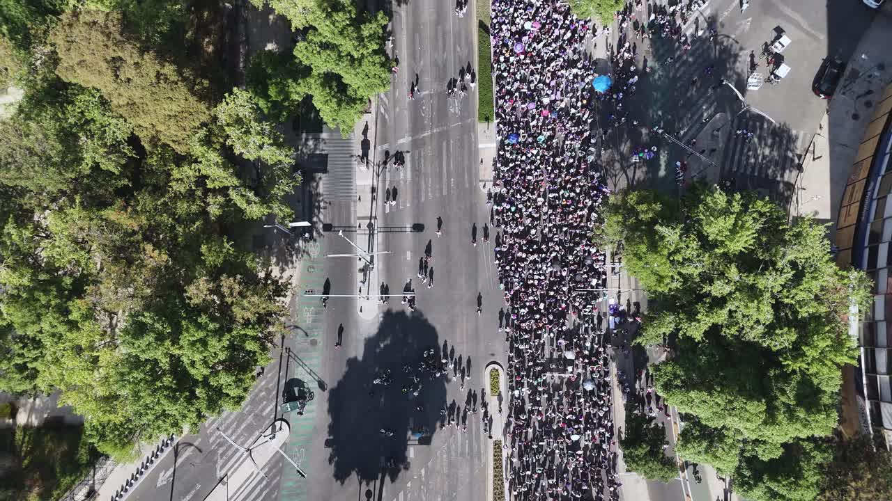 perspectiva aérea de la marcha del día internacional de la mujer en el paseo de la reforma, cdmx