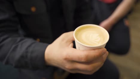 Sosteniendo-Un-Capuchino-Con-Arte-De-Espuma