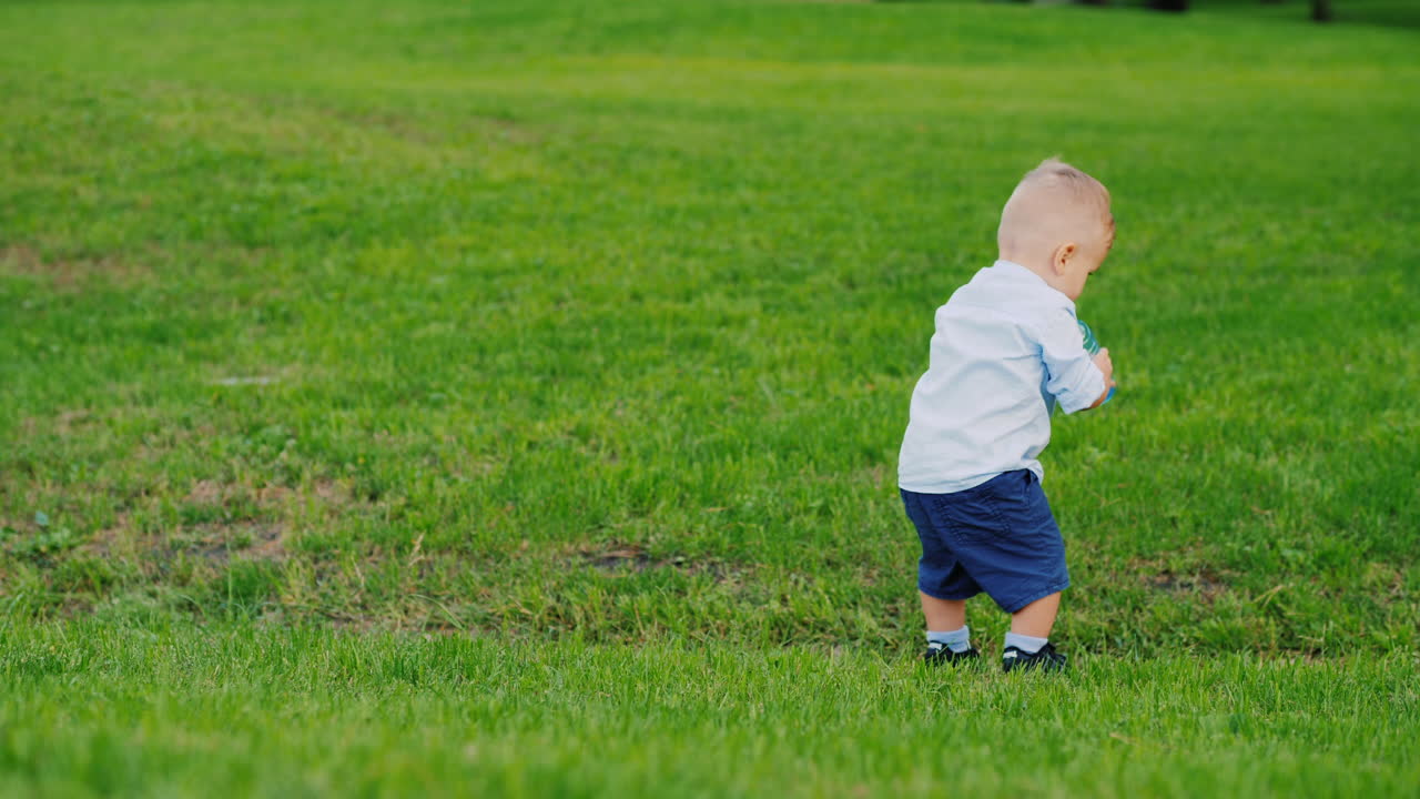 ребенок пьет воду из бутылки потом падает смешные смешные видео с детьми 4k видео