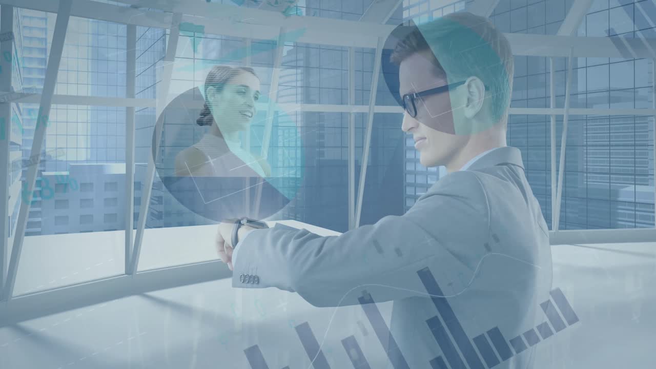 animación de datos sobre hombre de negocios caucásico haciendo llamada de video de reloj inteligente con su colega
