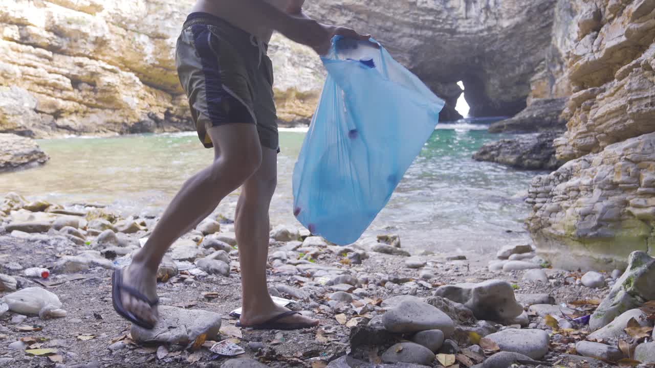 recolección de basura en la costa. limpieza de la naturaleza de la basura.