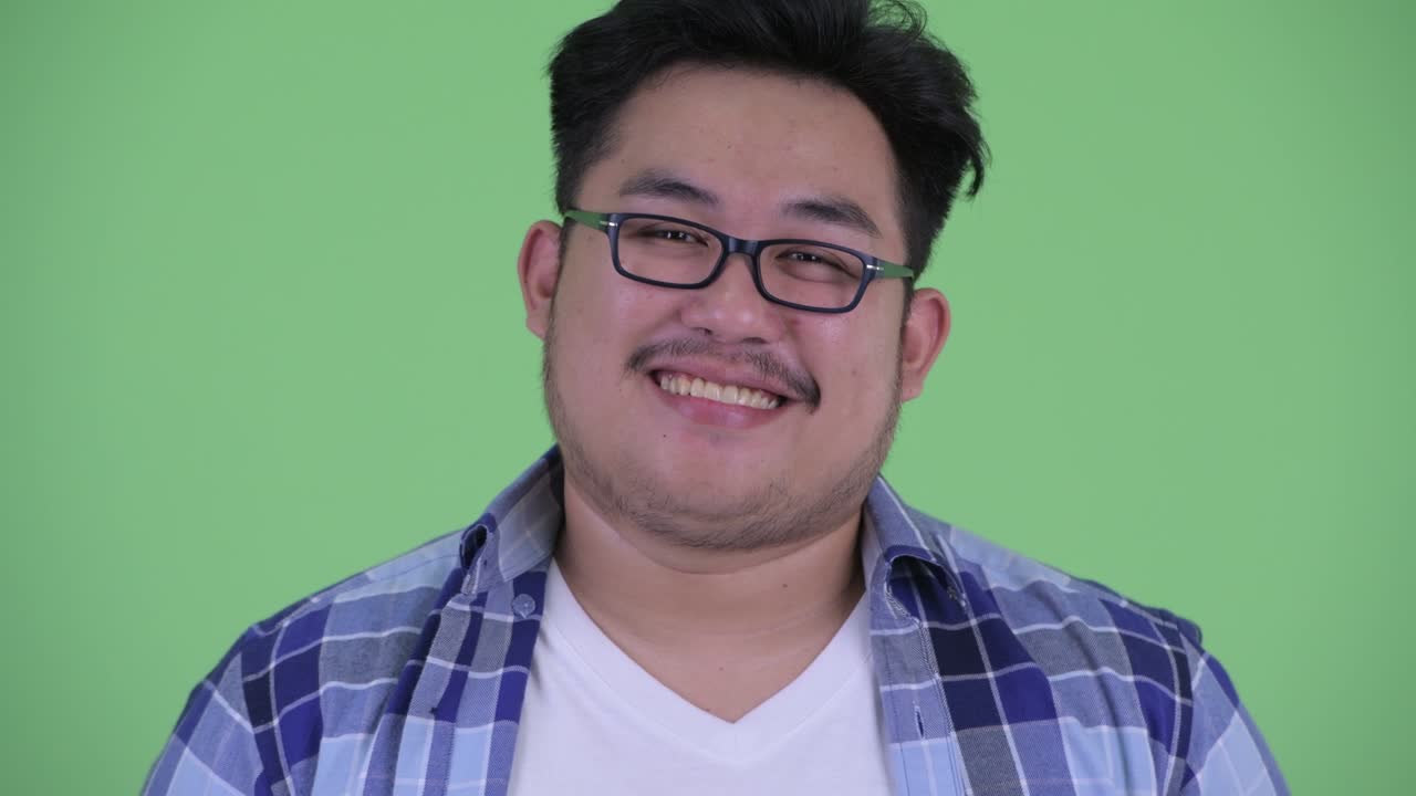 멋진 젊은 과체중 아시아 스터 남자