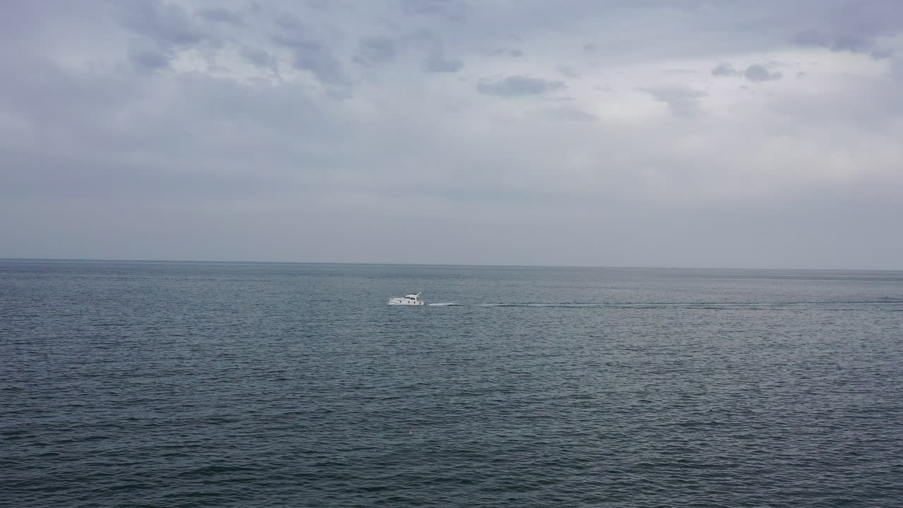 지중해 의 모터 레저 보트 를 향해 여행 하는 항공 촬영