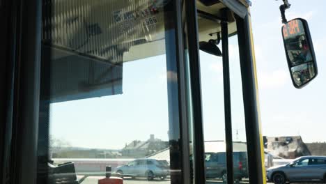 autobús de la ciudad abriendo puertas automáticas para que las personas suban a la parada de autobús