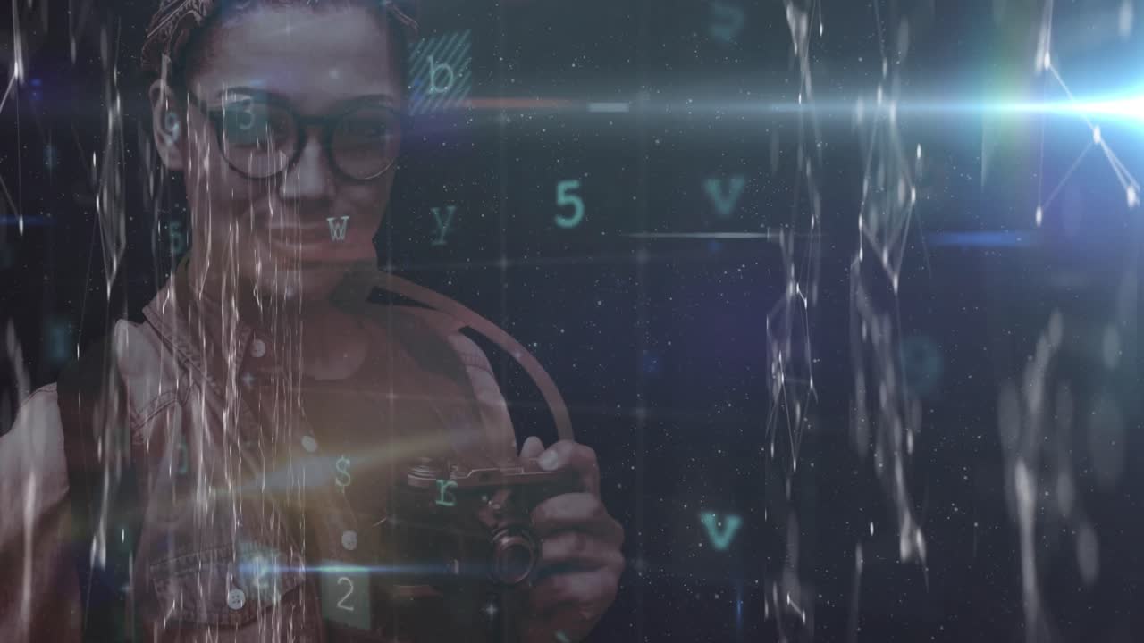 animación de advertencia de ataque cibernético y procesamiento de datos sobre una fotógrafa