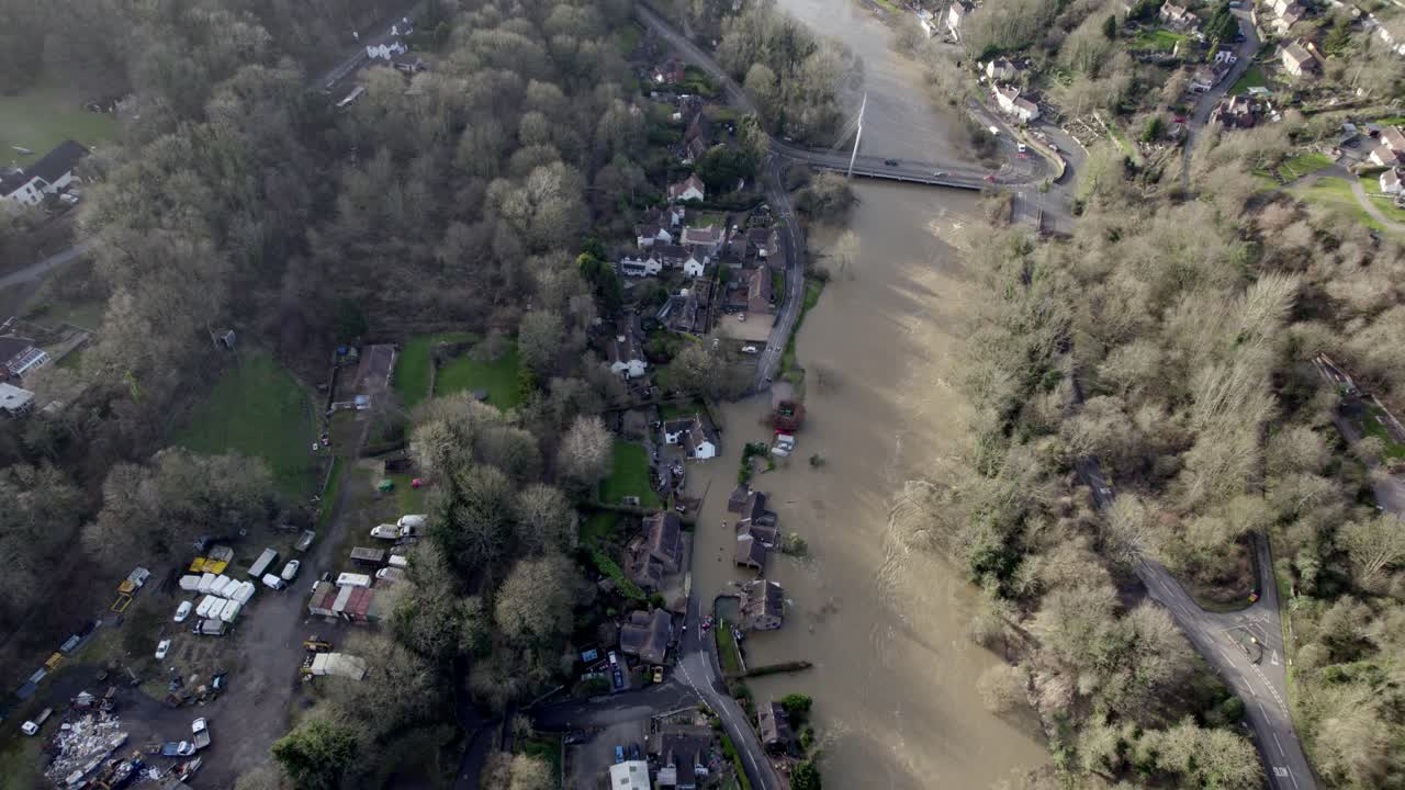 Überschwemmte Felder und Häuser am Fluss Severn in Ironbridge, England, Drohnen-Luftaufnahme aus großer Höhe