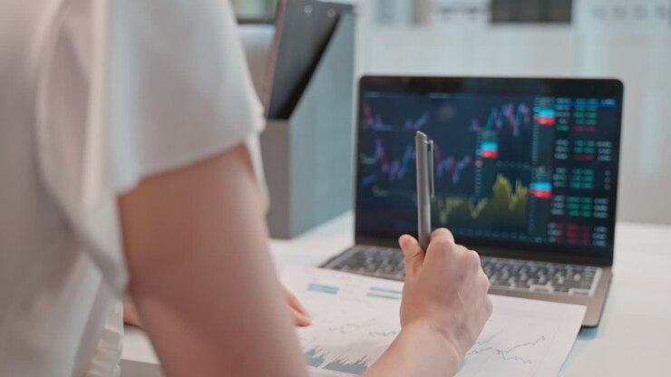 mulher de negócios a analisar dados financeiros