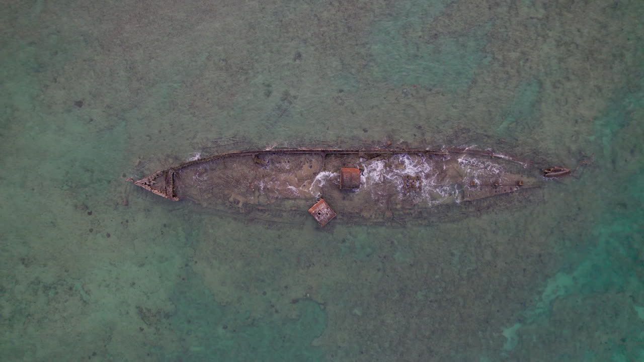 Ripresa aerea dall'alto del relitto della Mildura vicino a Exmouth, che mostra l'intero profilo del relitto, la struttura arrugginita, l'acqua bassa e le texture del fondale marino direttamente dall'alto