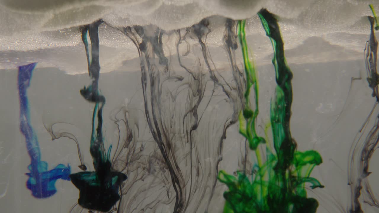 líquido amarillo y azul cae de un cielo de mundo alienígena