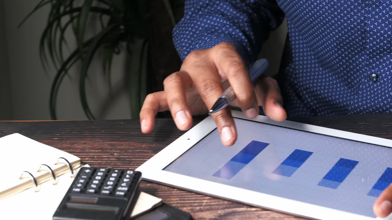 Pessoa a analisar dados no tablet