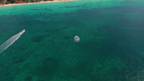 parasailing, también conocido como parascending, paraskiing o parakiting. costa oeste del caribe en jamaica. negril.