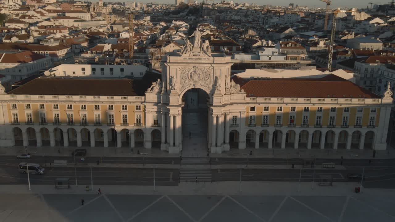 Riprese aeree con drone del centro storico di Praça do Comércio a Lisbona, Portogallo, filmate al tramonto