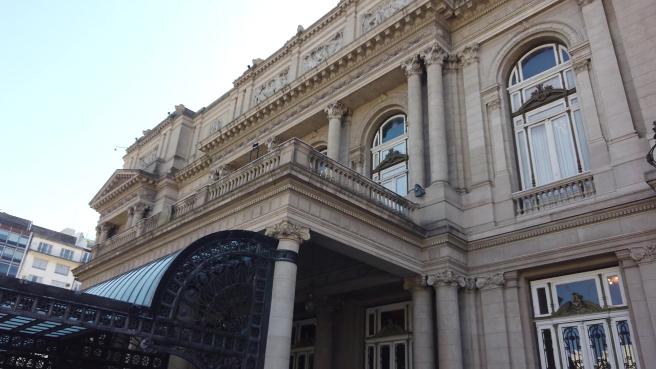 Teatro Colón, picado con inclinación descendente de la arquitectura de la entrada de carruajes en Buenos Aires, Argentina.