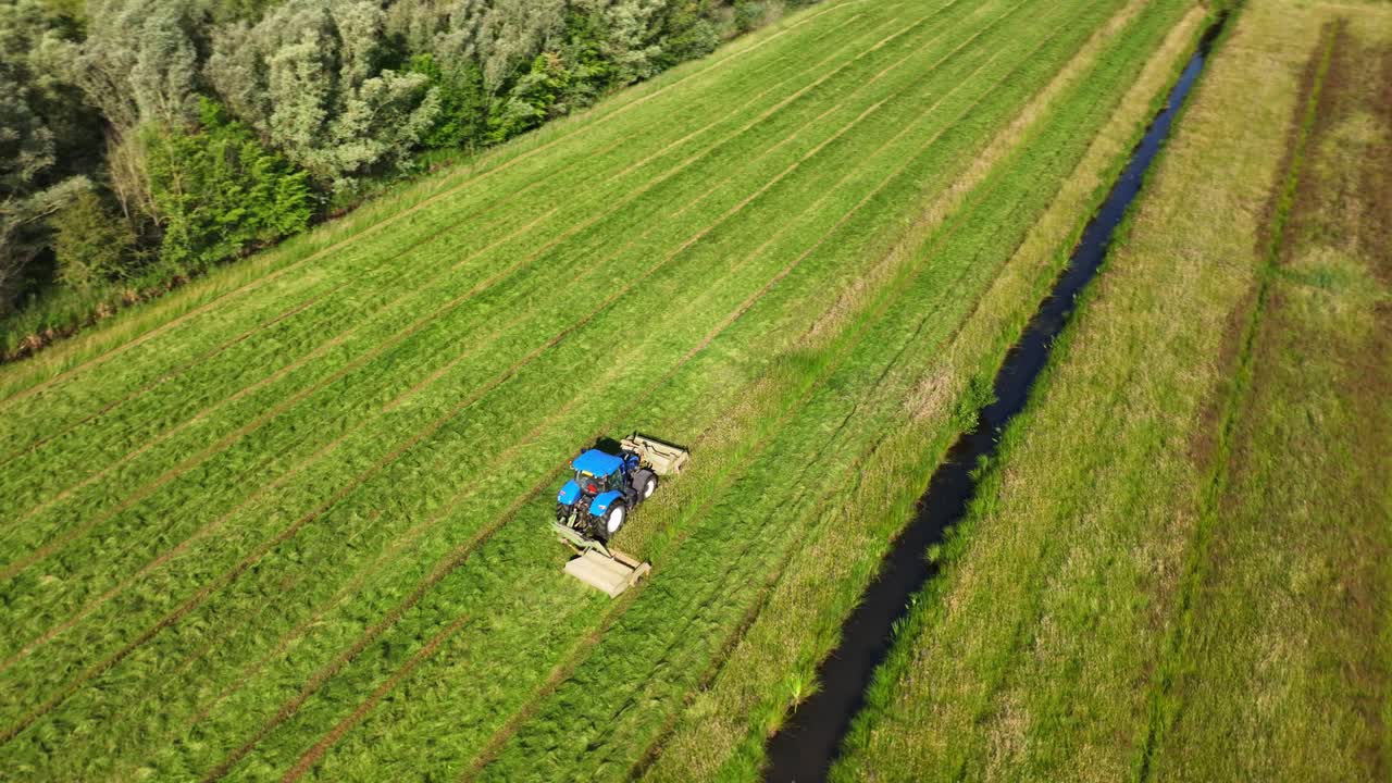 을 는 트랙터 의 공중 사진