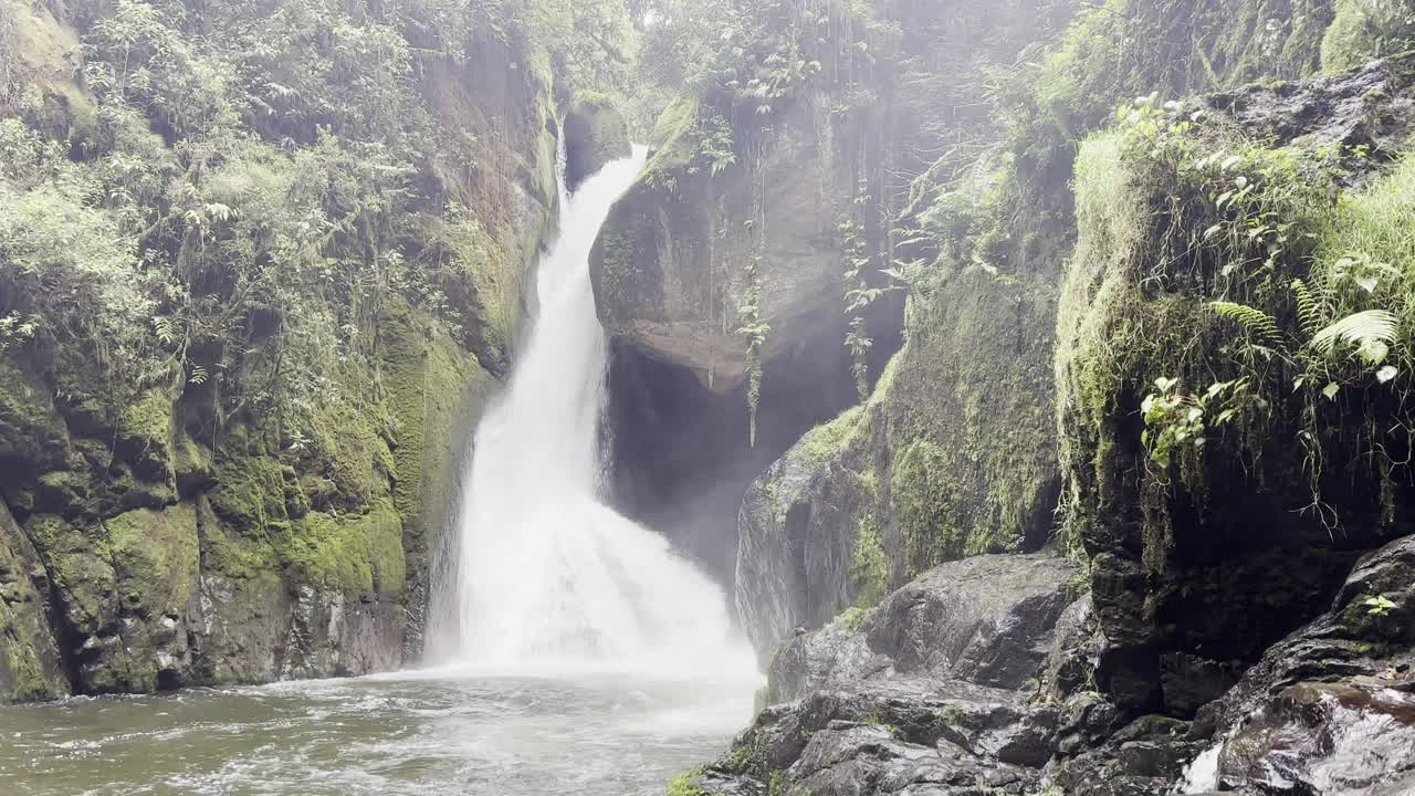 descubriendo una magnífica cascada en el desierto, con fuerte agua blanca y limpia corriendo por la colina
