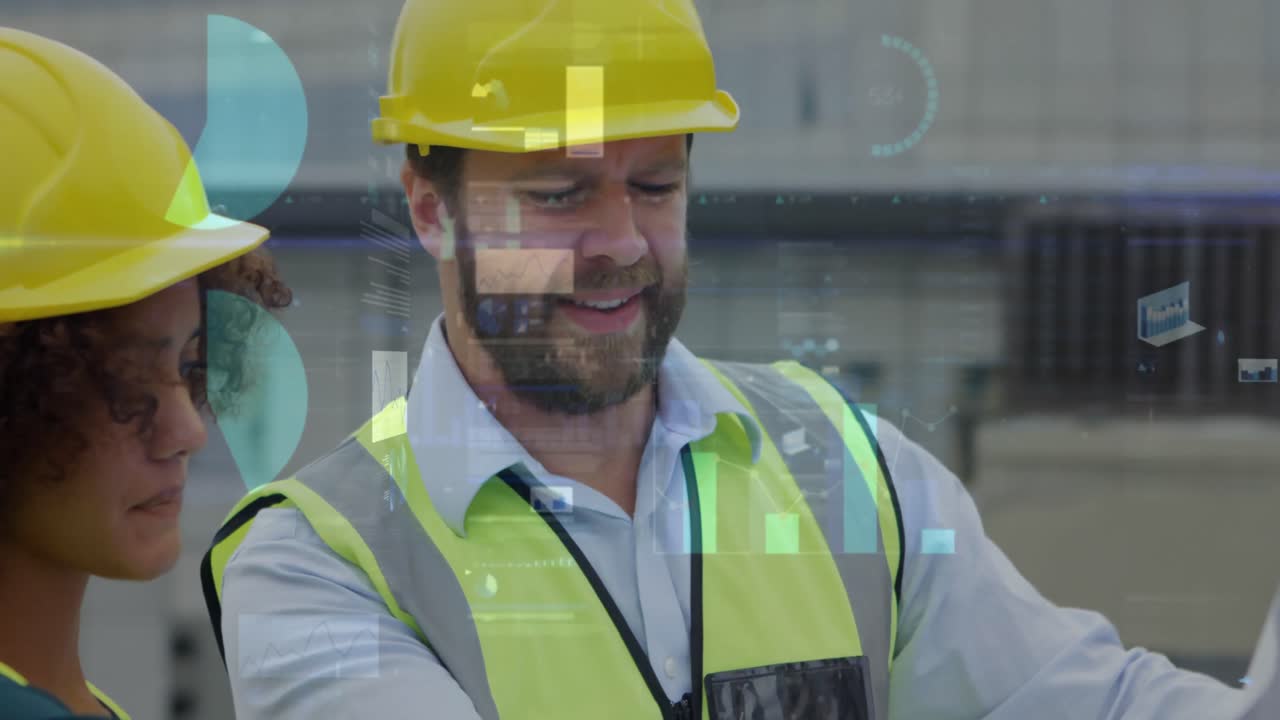 arquitectos mirando un plan de construcción 4k