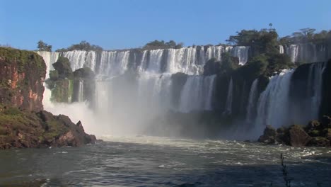 una toma amplia de las hermosas cataratas del iguazú