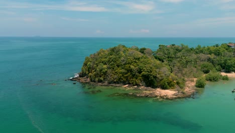 4K-Filmaufnahmen-Einer-Naturdrohnenaufnahme-Einer-Panorama-Luftaufnahme-Der-Wunderschönen-Strände-Und-Berge-Auf-Der-Insel-Koh-Lanta-In-Krabi,-Südthailand,-An-Einem-Sonnigen-Tag