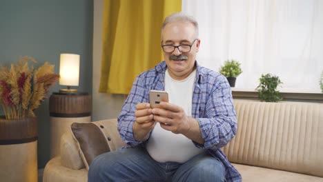 Hombre-Feliz-Enviando-Mensajes-De-Texto-Por-Teléfono.-Sonriente.