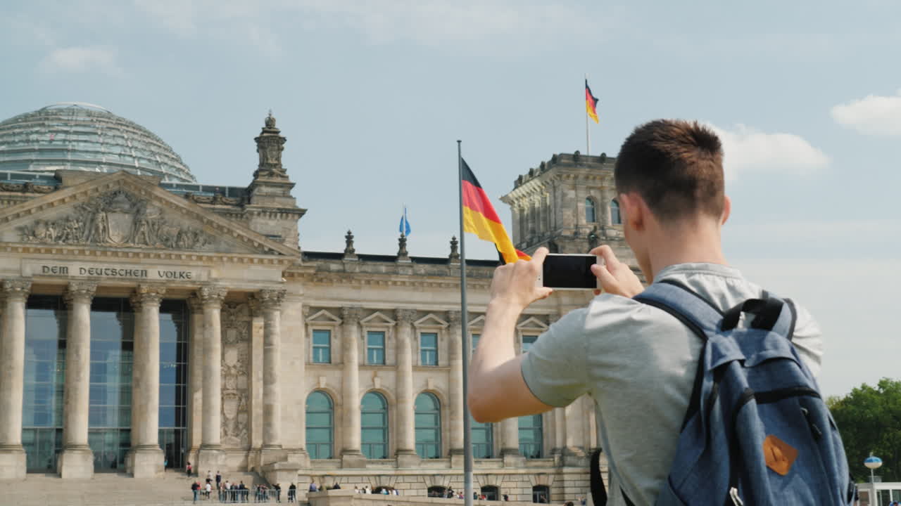 genç, bundestag berlin 01'in fotoğraflarını çekiyor.