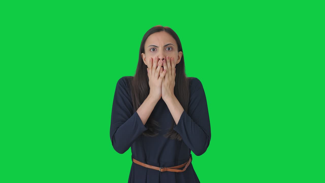 chica india recibiendo una pantalla verde de noticias chocantes