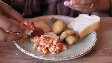 delicioso plato de desayuno turco