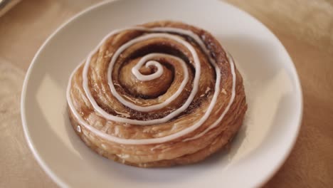 rollo de canela en un plato