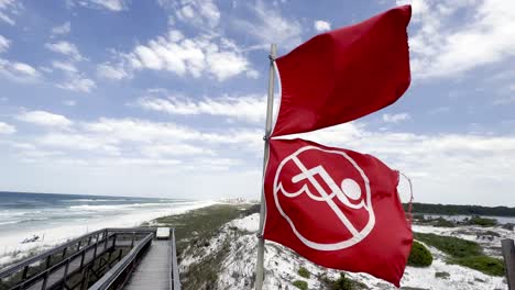 Rote-Flaggen-Wasser-Für-Die-Öffentlichkeit-Am-Deer-Lake-Beach-In-Florida-Gesperrt