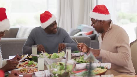 Glückliche-Afroamerikanische-Familie-Beim-Weihnachtsessen