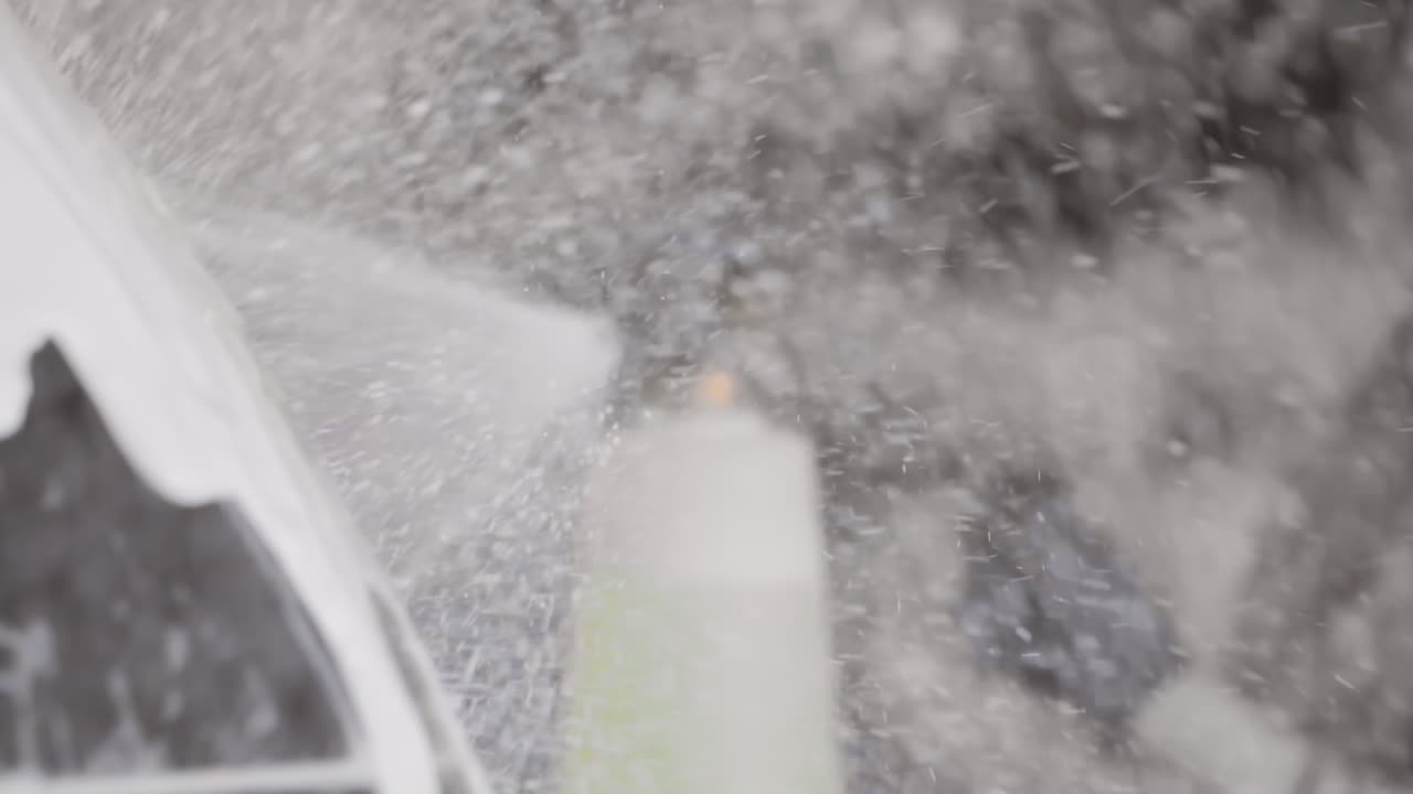 Application directe de savon mousse en spray sur une surface de voiture brillante
