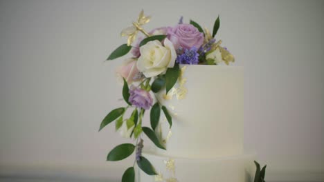primer plano de flores en un pastel de bodas