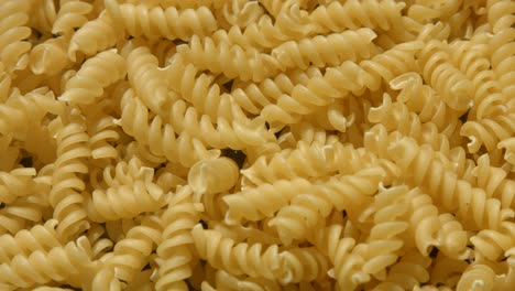 Fusilli-Nudeln-Ausgelegt-4k