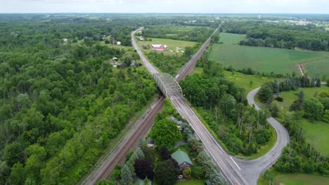 NY-33-Cruzando-Vías-De-Ferrocarril-Cerca-De-Churchville,-Nueva-York