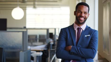 un jeune homme d'affaires noir se focalise dans son bureau.