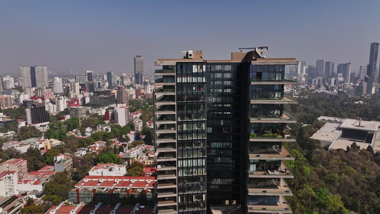 antena de la ciudad de méxico v80 sobrevuela el barrio residencial de polanco hacia el denso paisaje urbano que captura una mezcla de edificios modernos de gran altura y propiedades de poca altura - rodada con cine mavic 3 - enero de 2022