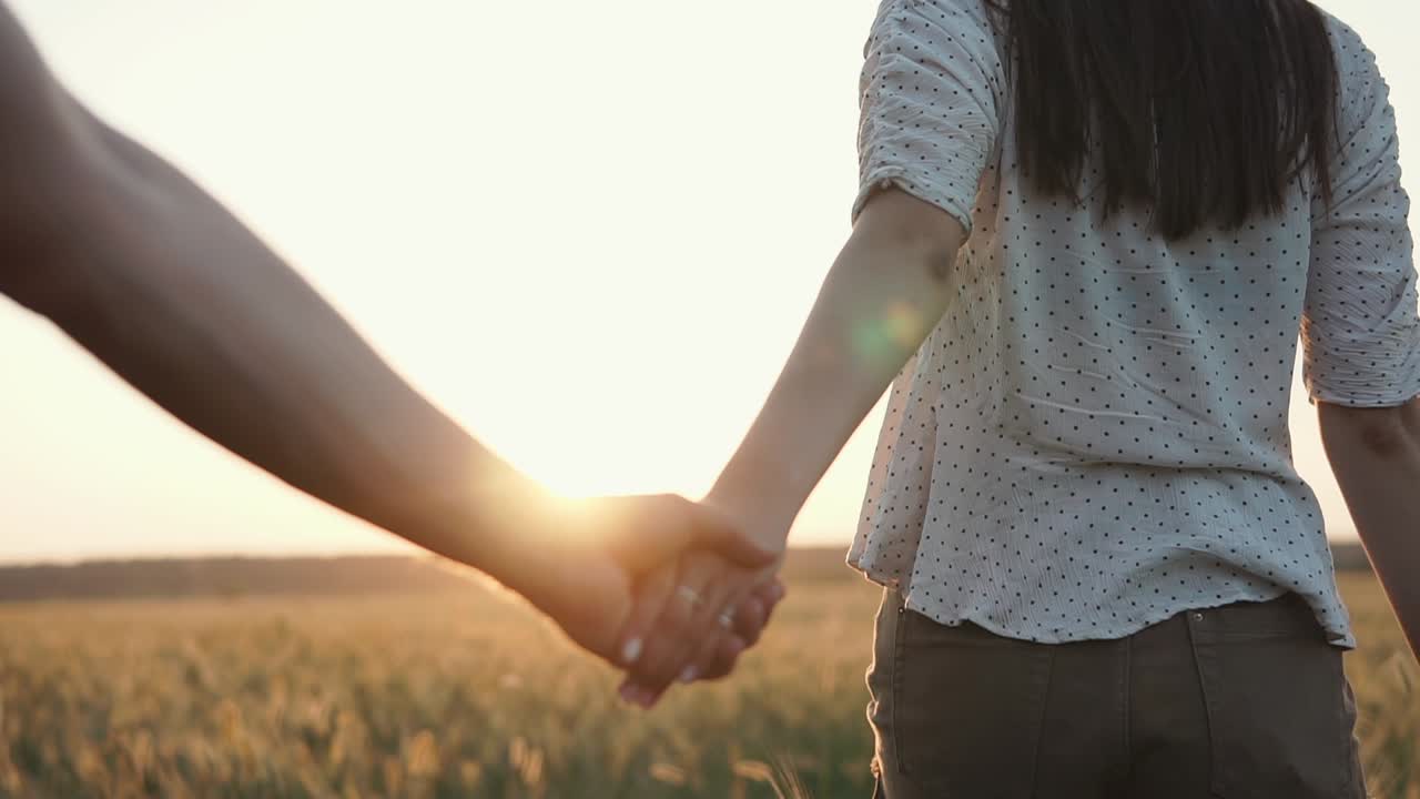 해가 지면 손잡고 는 부부