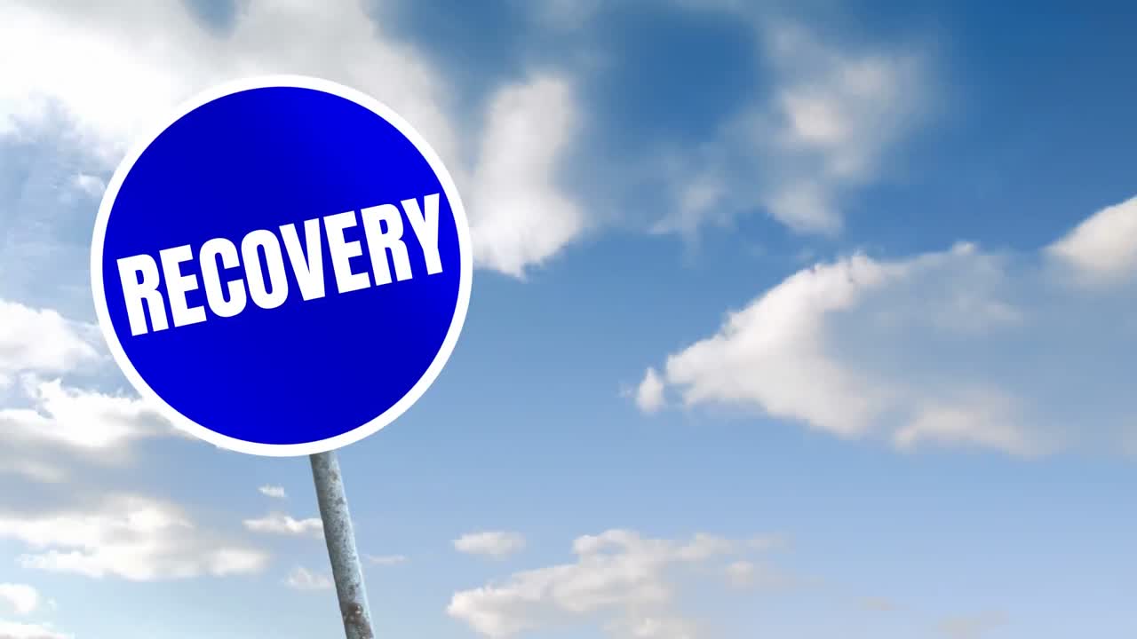 recuperación de palabras escritas en una señal de tráfico y nubes blancas moviéndose en el cielo azul en el fondo